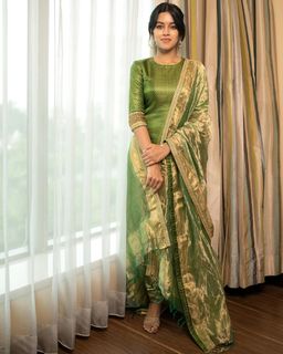 Mirnalini Ravi feet photo 6