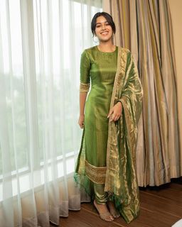 Mirnalini Ravi feet photo 5