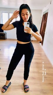 Mirnalini Ravi feet photo 15