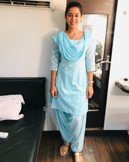 Mirnalini Ravi feet photo 9