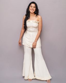 Mirnalini Ravi feet photo 8