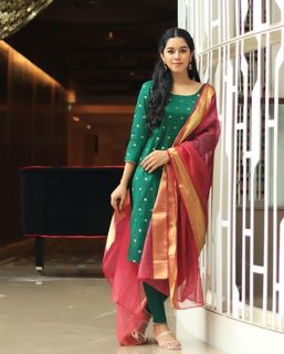 Mirnalini Ravi feet photo 17