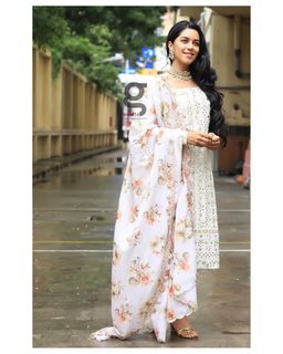 Mirnalini Ravi feet photo 16
