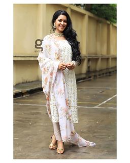 Mirnalini Ravi feet photo 15