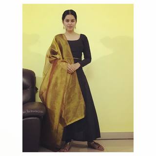 Mirnalini Ravi feet photo 16