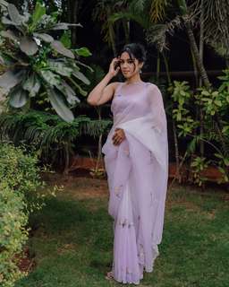 Mirnalini Ravi feet photo 16