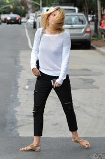 Mischa Barton feet photo thumbnail