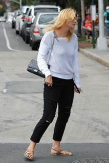 Mischa Barton feet photo thumbnail