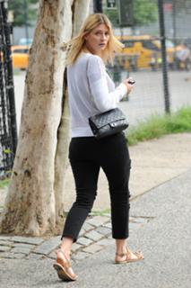 Mischa Barton feet photo thumbnail