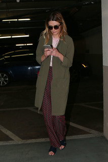 Mischa Barton feet photo thumbnail