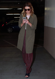 Mischa Barton feet photo thumbnail