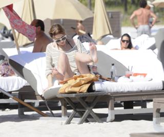 Mischa Barton feet photo thumbnail