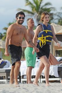 Mischa Barton feet photo thumbnail