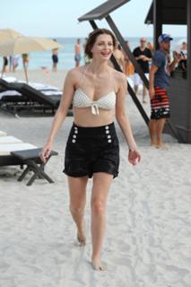 Mischa Barton feet photo thumbnail