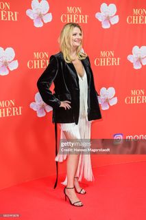 Mischa Barton feet photo thumbnail
