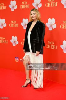 Mischa Barton feet photo thumbnail