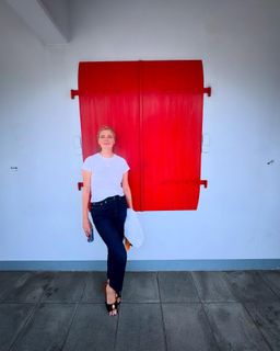 Mischa Barton feet photo thumbnail