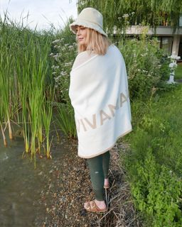 Mischa Barton feet photo thumbnail