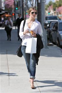 Mischa Barton feet photo thumbnail