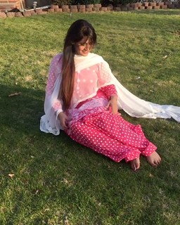 Miss Pooja feet photo thumbnail