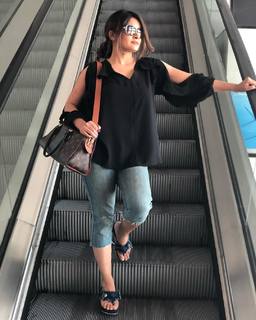 Miss Pooja feet photo thumbnail