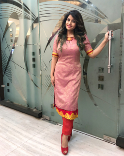 Miss Pooja feet photo thumbnail