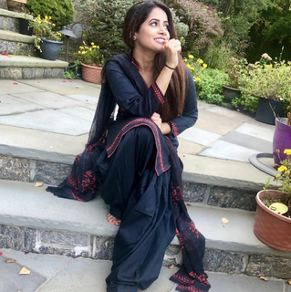 Miss Pooja feet photo thumbnail