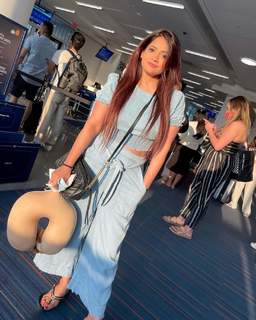 Miss Pooja feet photo thumbnail
