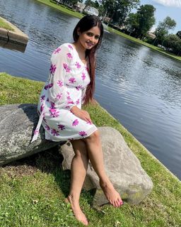 Miss Pooja feet photo thumbnail