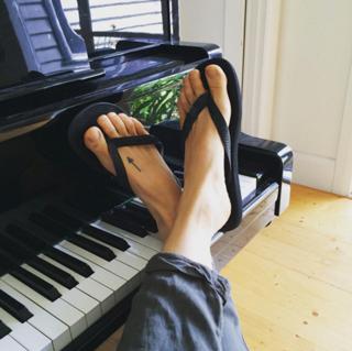 Missy Higgins feet photo 10