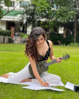 Mithila Palkar feet photo 7