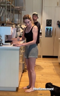 Molly Bernard feet photo 8