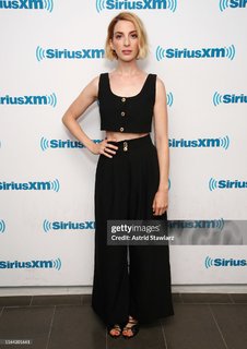 Molly Bernard feet photo 5