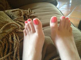 Molly C. Quinn feet photo thumbnail