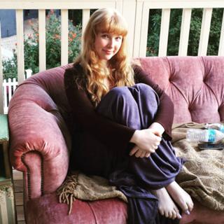 Molly C. Quinn feet photo thumbnail