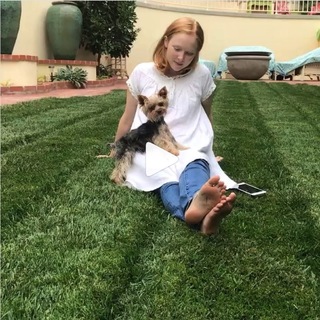 Molly C. Quinn feet photo thumbnail