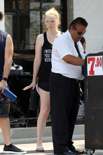 Molly C. Quinn feet photo thumbnail