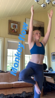 Molly C. Quinn feet photo thumbnail