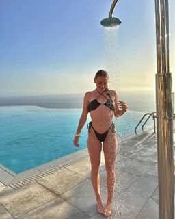 Molly Carlson feet photo thumbnail