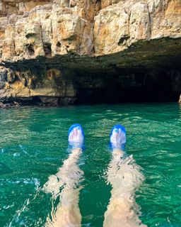 Molly Carlson feet photo thumbnail