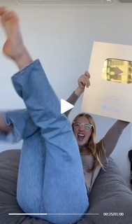 Molly Carlson feet photo thumbnail