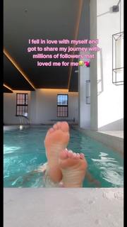 Molly Carlson feet photo thumbnail