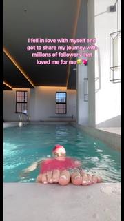 Molly Carlson feet photo thumbnail