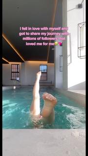 Molly Carlson feet photo thumbnail