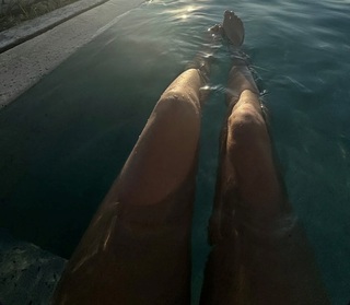 Molly Carlson feet photo thumbnail