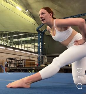 Molly Carlson feet photo thumbnail