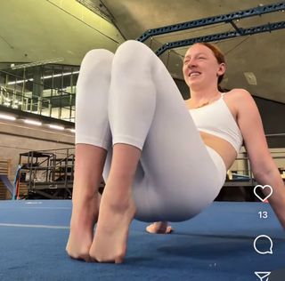 Molly Carlson feet photo thumbnail