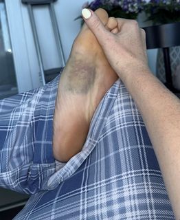 Molly Carlson feet photo thumbnail