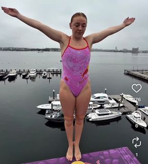 Molly Carlson feet photo thumbnail