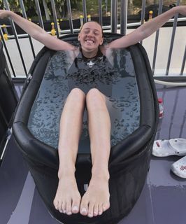 Molly Carlson feet photo thumbnail